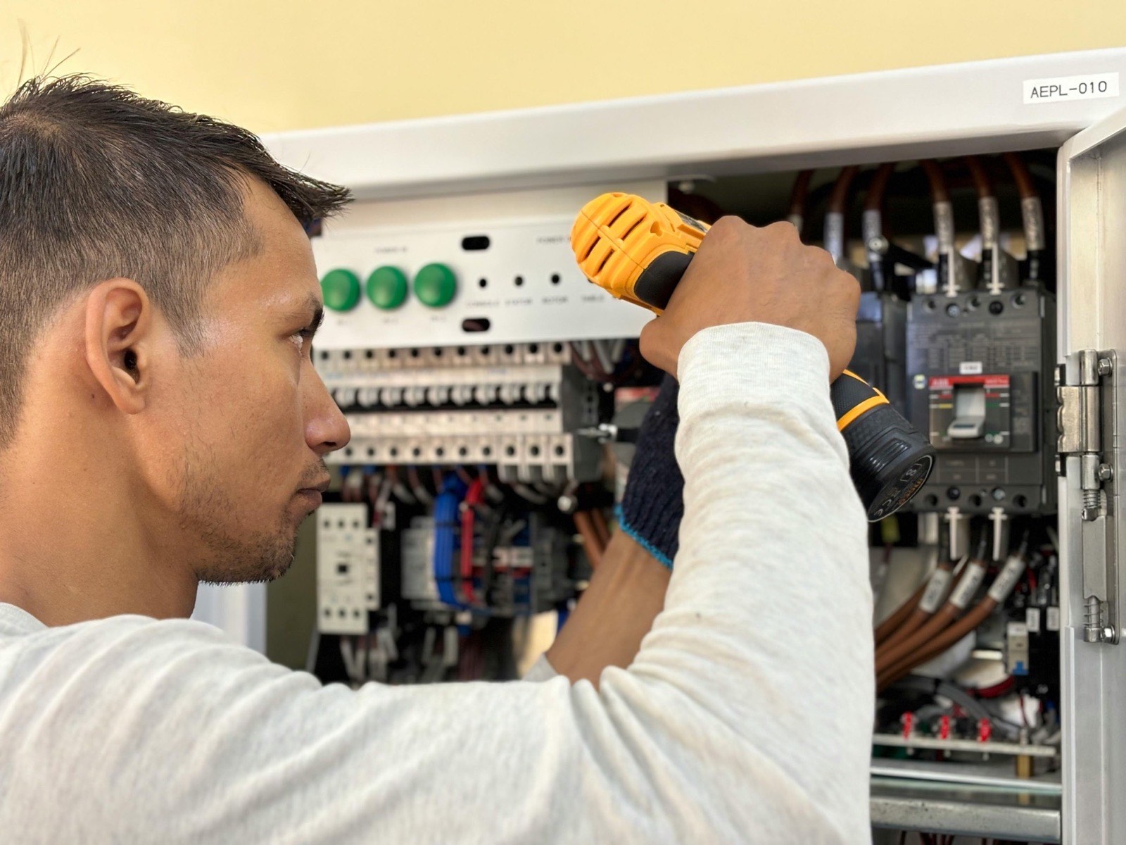 Circuit Electrical — bold electrician website design